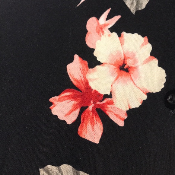 🌻 Short Sleeve Button Down Floral Shirt - Picture 5 of 6